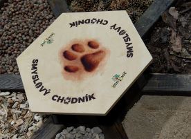 Smyslový chodník s lavičkou (1)